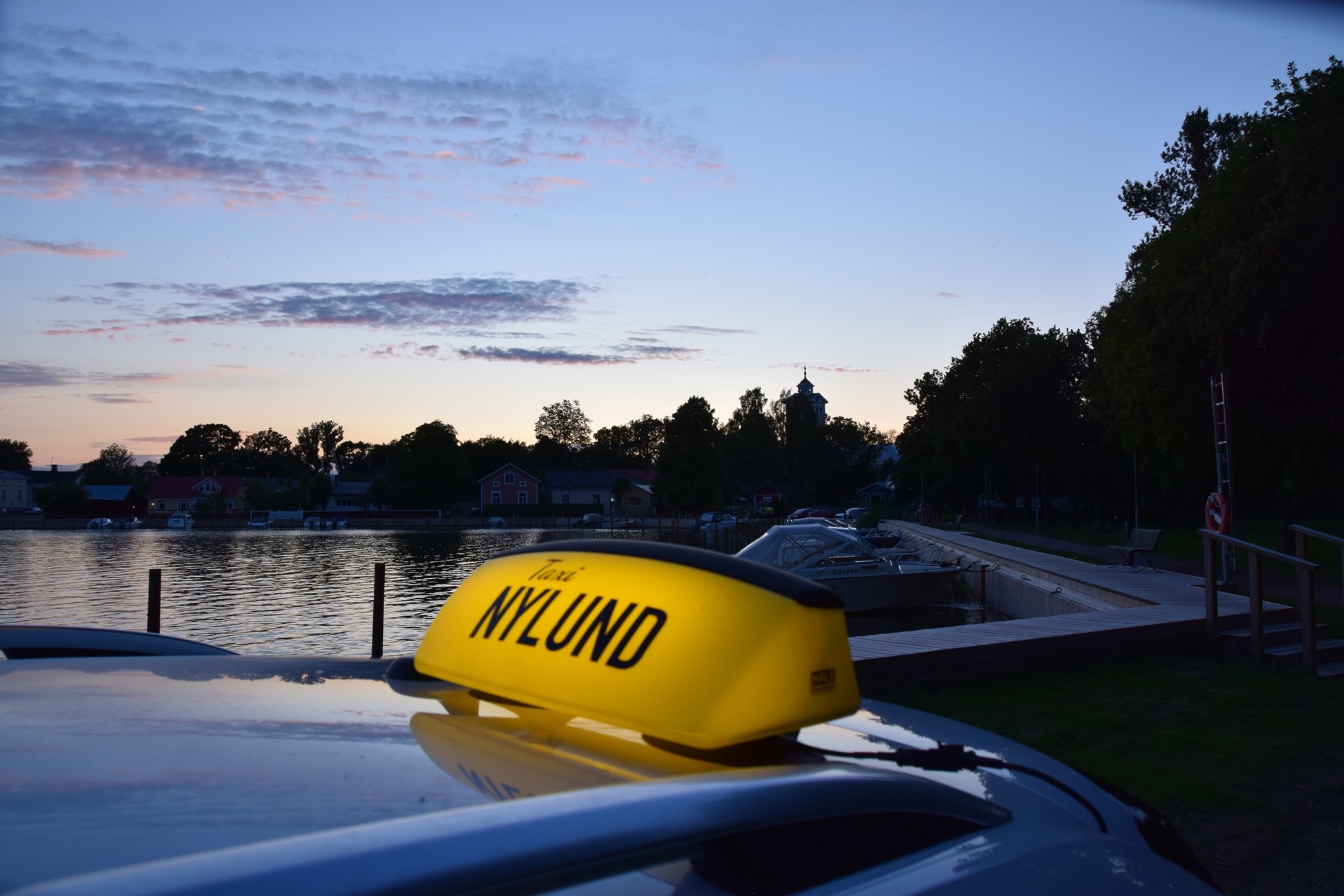 Taxi Nylunds gula takskylt vid vattnet i Ekenäs