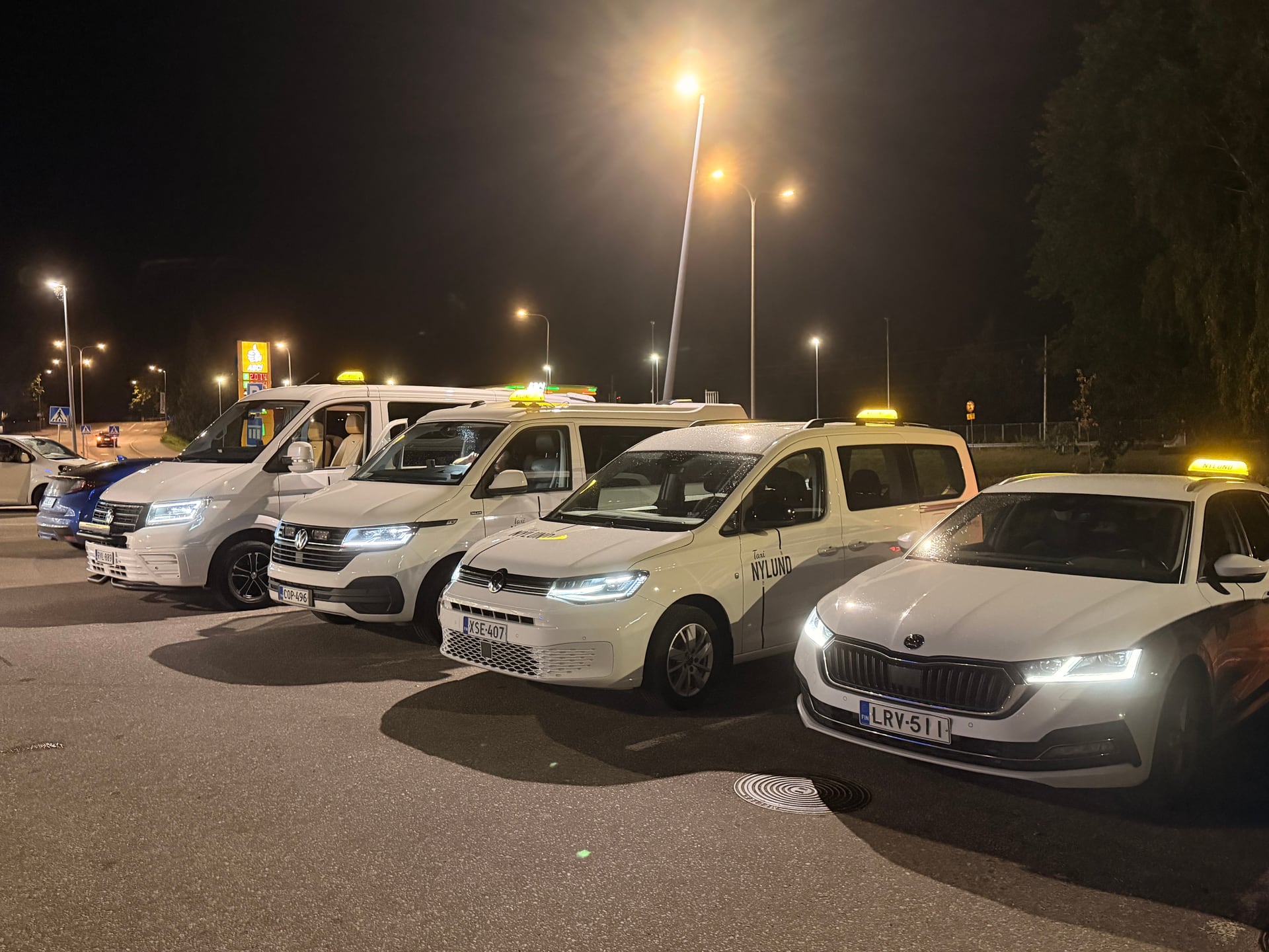 Taxi Nylunds personbilar och storbilar samlade för ett transportuppdrag