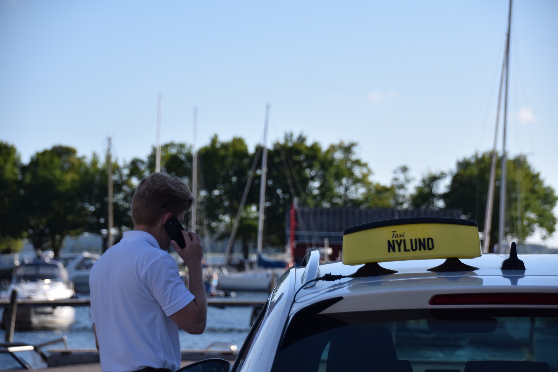 Taxi Nylunds chaufför och bil vid småbåtshamnen i Ekenäs