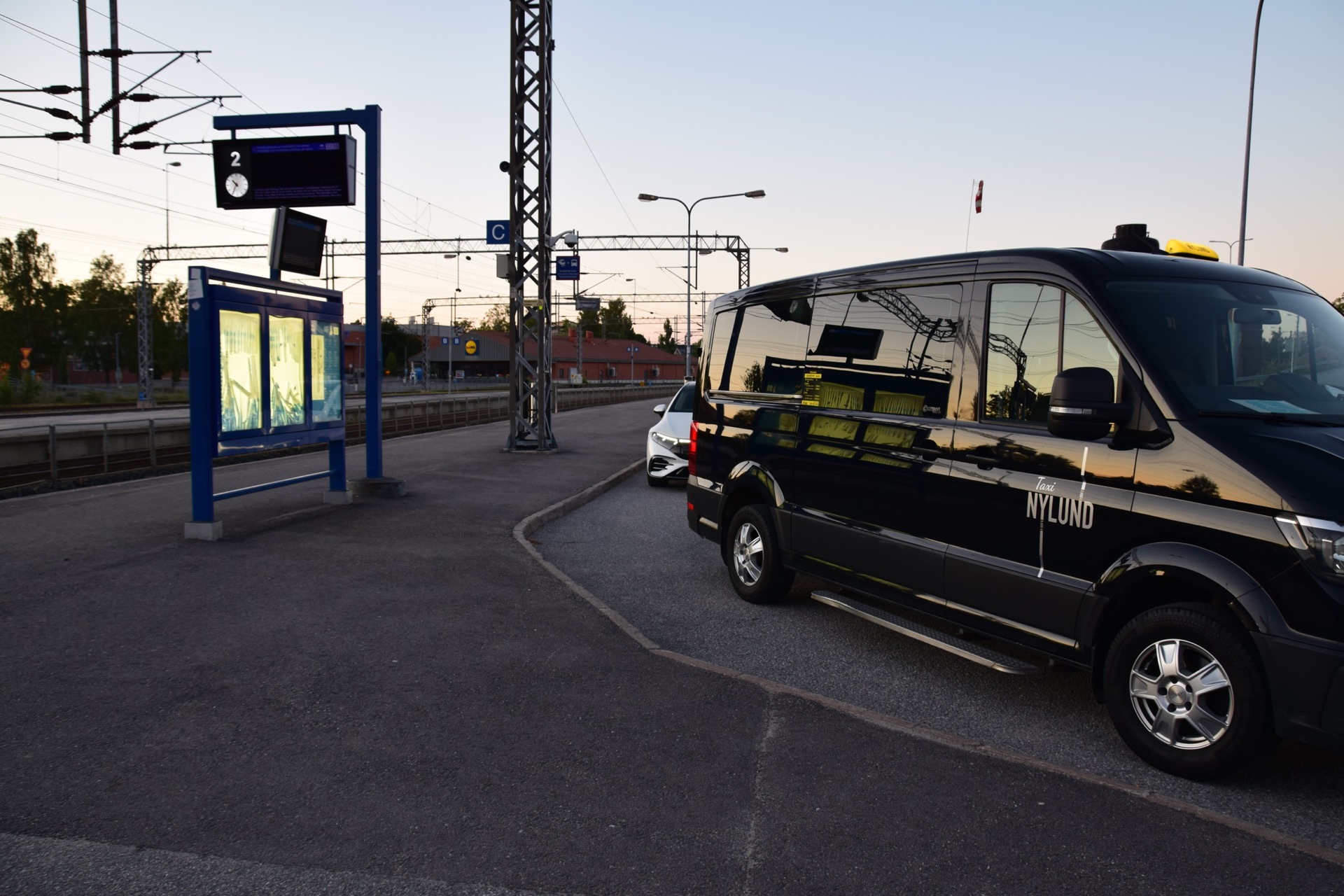 Taxi Nylunds storbil vid stationen