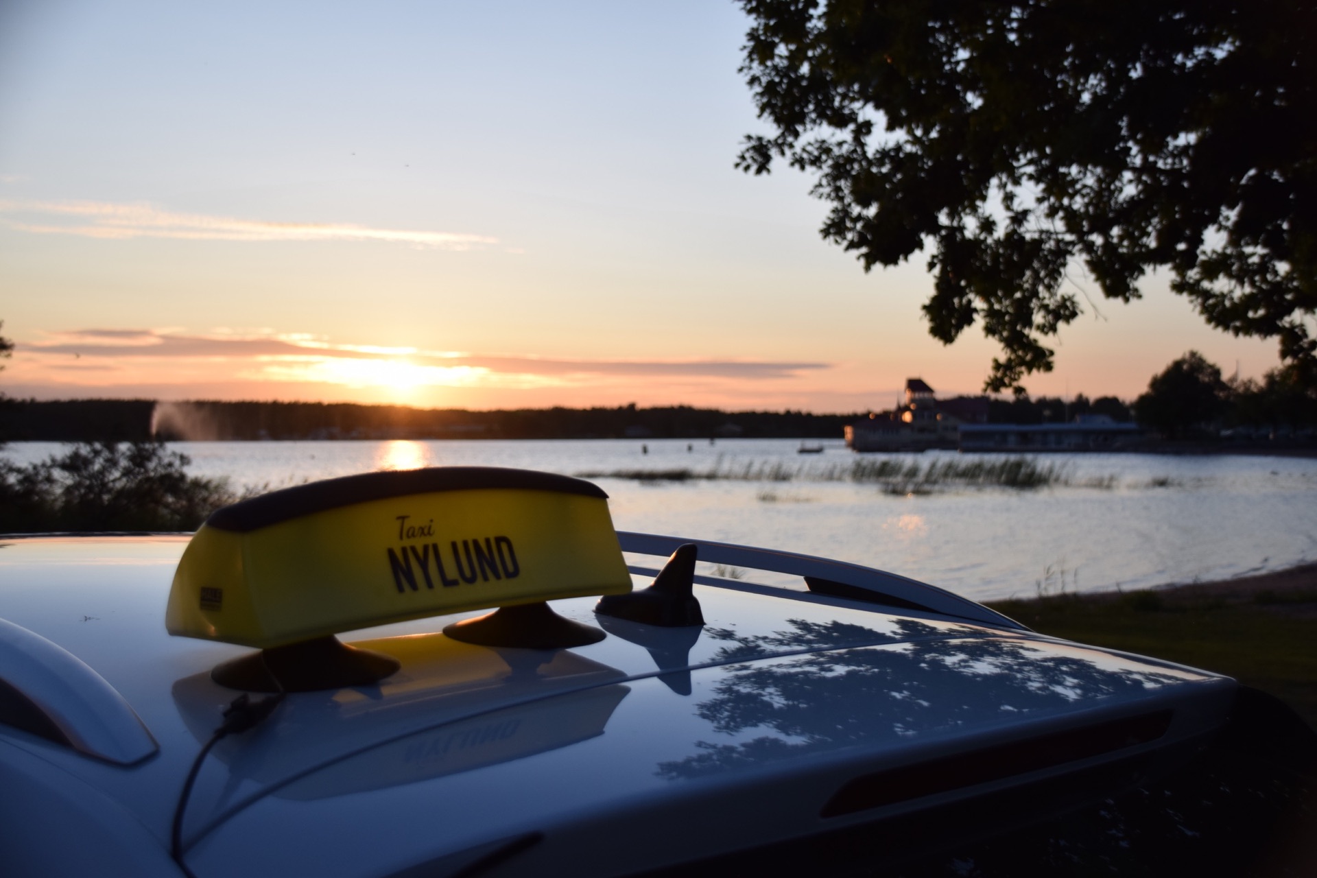 Taxi Nylund vid havet i solnedgång